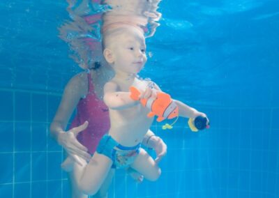 Babyschwimmen Happy Swim : Baby mit Nemo Fisch