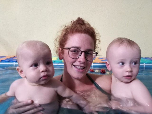 Mama und 2 Kinder beim Schwimmkurs