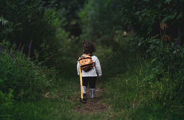 Kinderaktivität Wanderen Mädchen